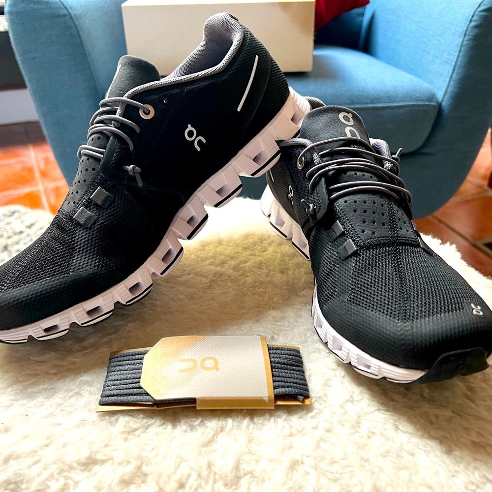 ON Cloud sneakers. Like new (Worn for 3 hours.) In box w/extra laces. Size 9.5